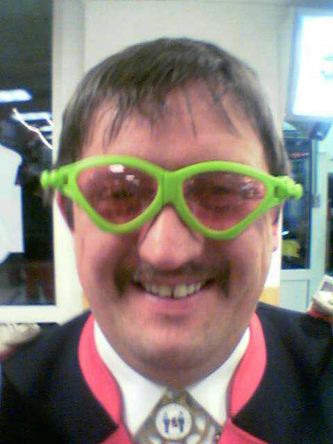 Bw Brassi mit Agentenbrille (2)