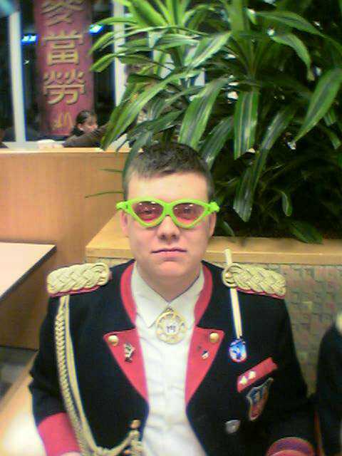 Bw Patrick mit Agentenbrille (2)